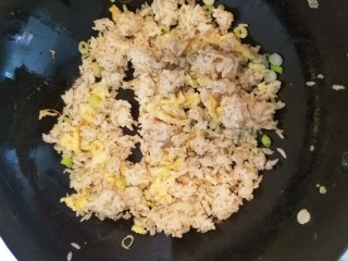 菠萝蛋包饭,隔夜米饭用一个鸡蛋加葱花和少许盐炒好。
