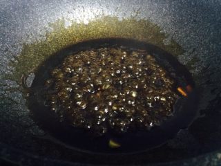 四喜丸子,倒入锅中烧热，汤汁浓稠后即可关火