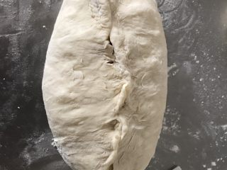 天然酵母面包~无油无糖,再折叠成橄榄形，捏紧收口，这几步都不要用力排气。