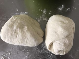 天然酵母面包~无油无糖,案板撒薄粉，把面团分两份，折叠几下，松弛15分钟。这一步尽量不要用力排气。