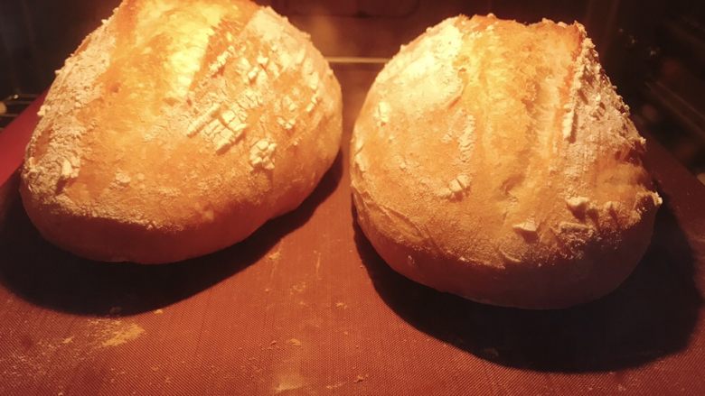 天然酵母面包~无油无糖,把面包移到石板上，230度嫩烤5分钟。(带蒸汽烤)，再230度上下烤20分钟。