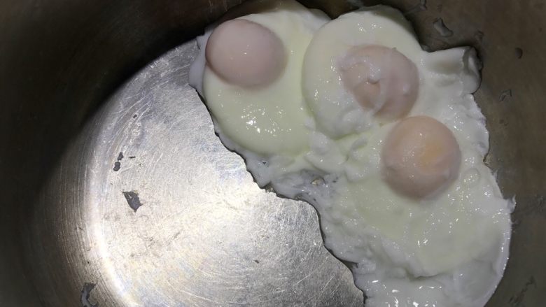 牛奶酒酿水破蛋,鸡蛋成型后，倒出开水，留下鸡蛋，