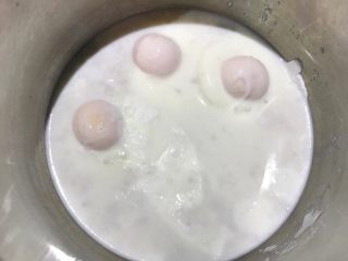 牛奶酒酿水破蛋,加入刚才调好的牛奶椰浆，