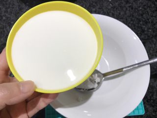 牛奶酒酿水破蛋,加入牛奶搅拌均匀，