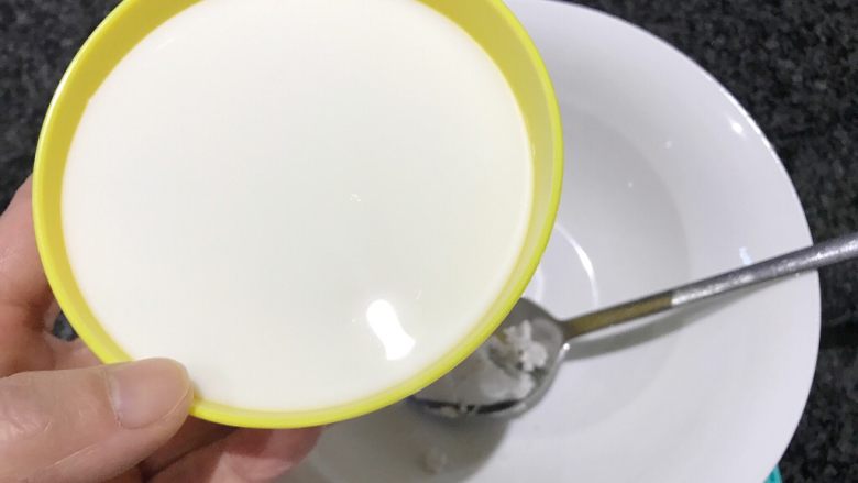 牛奶酒酿水破蛋,加入牛奶搅拌均匀，