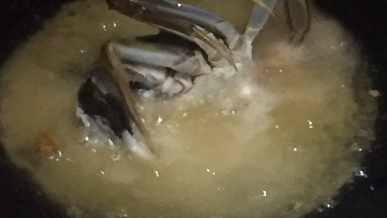毛豆面拖蟹,锅内热油后，蟹放进去，将蘸面粉面稍微煎一下，就可以啦