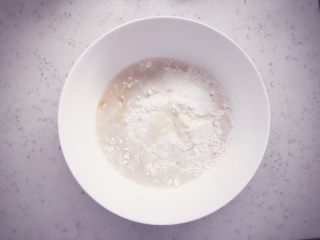 南瓜发糕 宝宝辅食,将蒸熟的南瓜打成细腻的泥，放凉后筛入低筋面粉和酵母