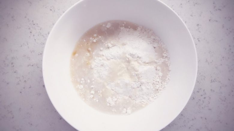 南瓜发糕 宝宝辅食,将蒸熟的南瓜打成细腻的泥，放凉后筛入低筋面粉和酵母