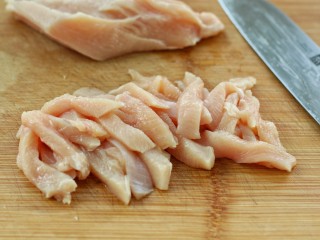 香酥炸鸡柳,鸡胸肉洗净后剔去表面筋膜，切成小手指粗细的条状