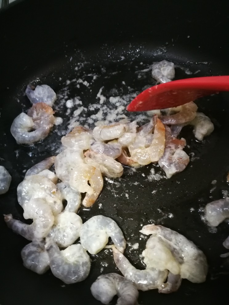 花样面条＋虾仁两面黄,锅里油热后下冷藏了两小时的虾仁翻炒均匀。