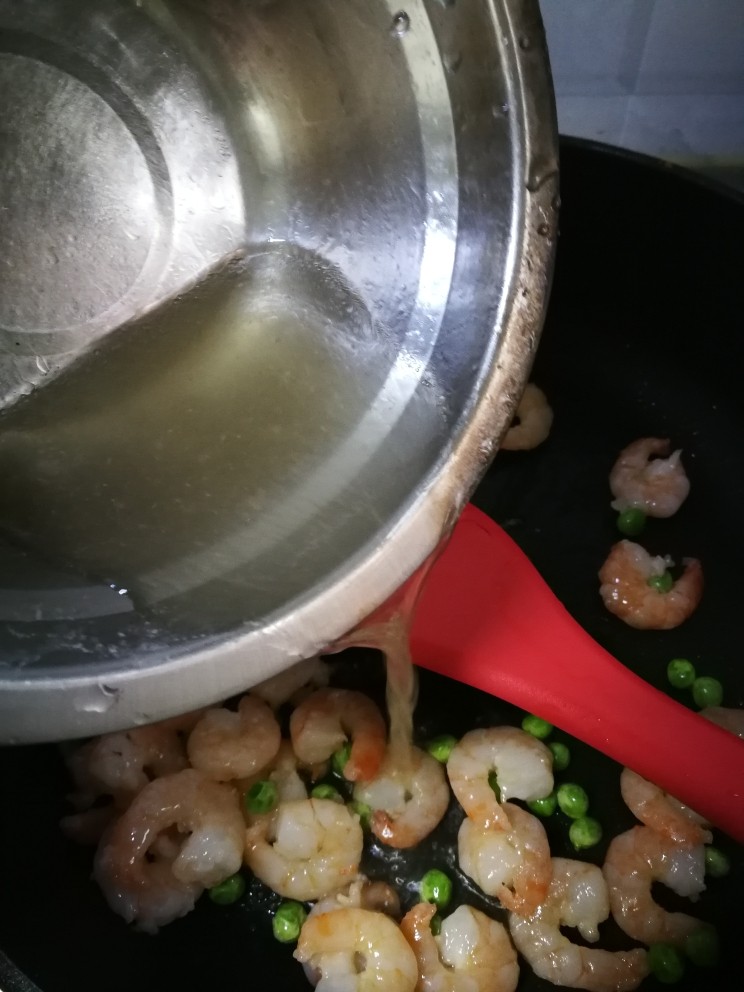 花样面条＋虾仁两面黄,加入一小碗高汤煮开。