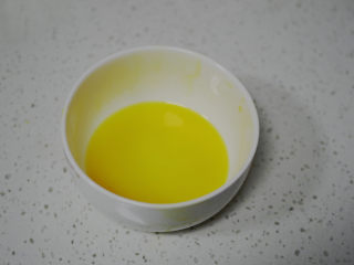 黄桃乳酪派,蛋黄和水均匀搅拌，再加入细砂糖和盐，拌匀放入冰箱冷藏待用.
