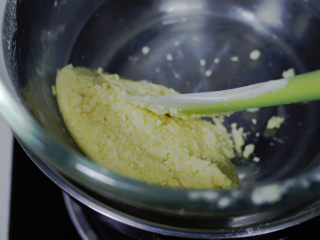 黄桃乳酪派,倒入冷藏好的蛋液，拌匀后用刮刀归置在打蛋盆边上.
