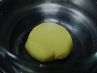 黄桃乳酪派,揉成一个均匀的面团
