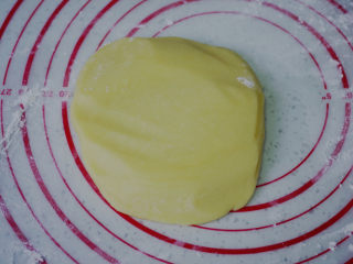黄桃乳酪派,第二天，取出一份派皮，台面撒少许手粉，用擀面杖先敲打派皮。
