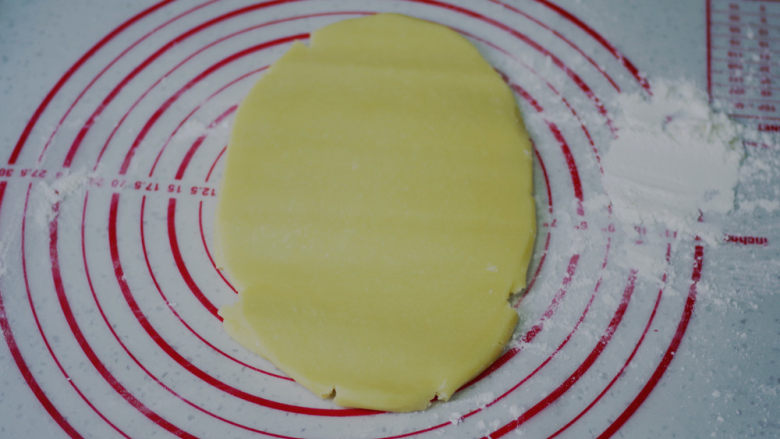 黄桃乳酪派,派皮开始有点变软的时候，再慢慢上下擀成椭圆形

