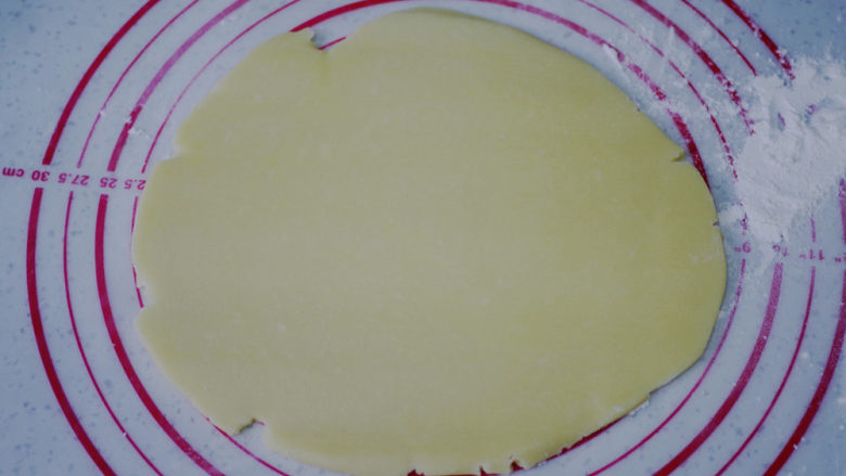 黄桃乳酪派,面团最终擀成圆形，厚度约3-4毫米
