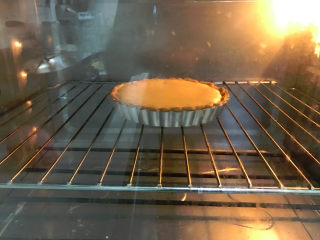 黄桃乳酪派,放入180度上下火的烤箱中烘烤20分钟，烤至表面凝固即可。时间不够可以延长。
