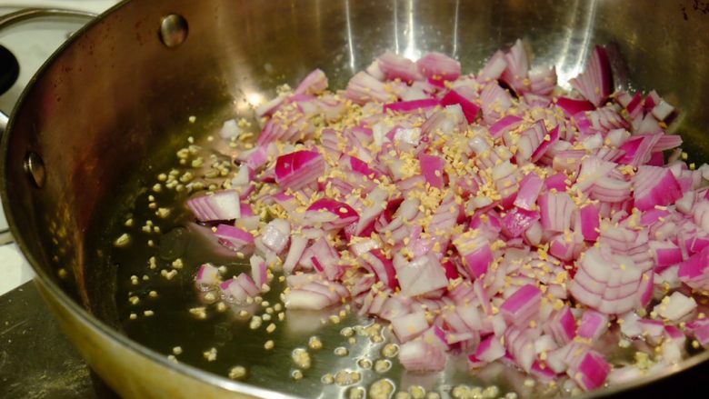 希腊风味烤通心粉,先锅中倒入油 放入切碎的洋葱和大蒜 煸炒出香味