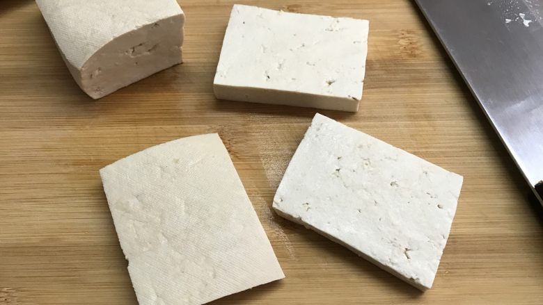 家常香煎豆腐,豆腐洗净后切成1cm厚的块。