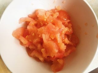 番茄鸡蛋面—家的味道,用手把剥皮后的番茄撕碎。手撕的效果比用刀切块好哦，尤其熬汤的话。撕后的番茄更易出汁成汤～ 