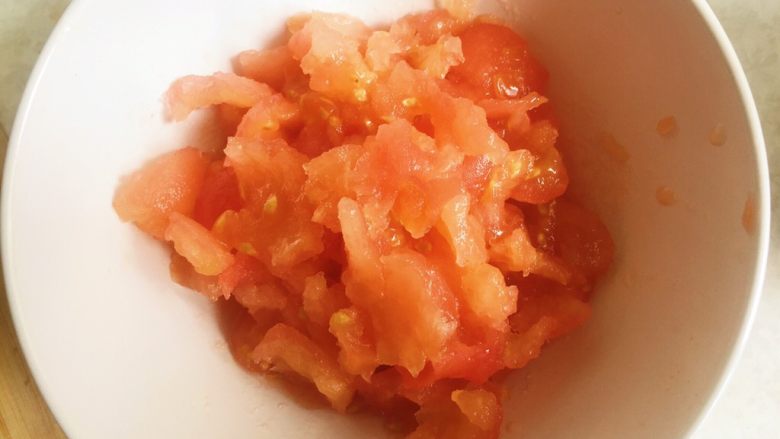 番茄鸡蛋面—家的味道,用手把剥皮后的番茄撕碎。手撕的效果比用刀切块好哦，尤其熬汤的话。撕后的番茄更易出汁成汤～ 