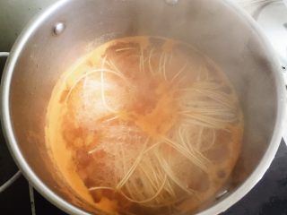 番茄鸡蛋面—家的味道,沸腾后下面，转小火。此时打入鸡蛋。如果喜欢吃荷包蛋的话记得要把面打到面条上，然后用面将蛋包起来哦。