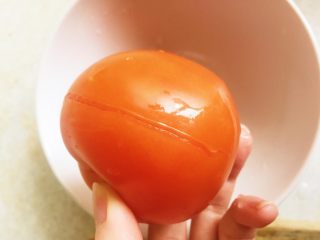 番茄鸡蛋面—家的味道,把整个番茄放入热水中浸泡3min左右。将皮沿着切好的十字口或者图上的这种横条纹剥下。
