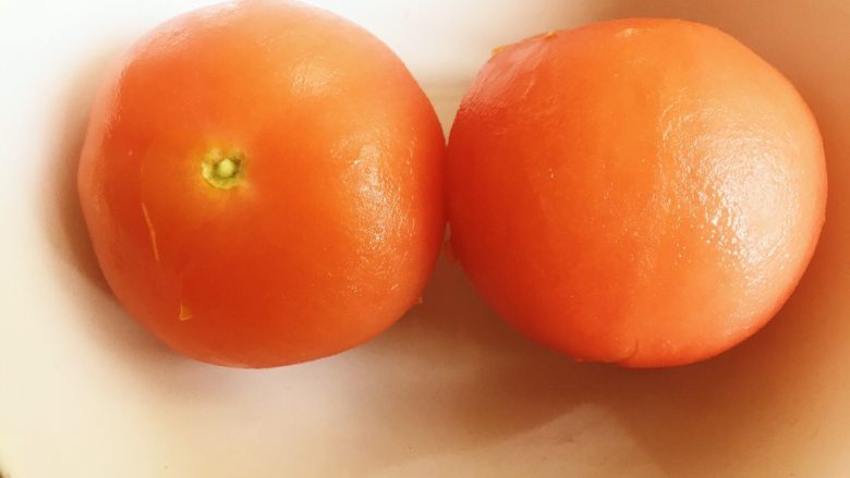 番茄鸡蛋面—家的味道,剥好后是这样哒～ 虽然不剥皮也可以，不过皮在汤里很影响口感，所以还是推荐剥皮。