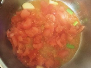 番茄鸡蛋面—家的味道,倒入撕好的番茄，中火，用铲子/筷子搅拌以便快速成汤。