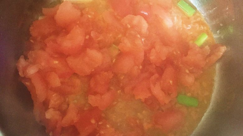 番茄鸡蛋面—家的味道,倒入撕好的番茄，中火，用铲子/筷子搅拌以便快速成汤。