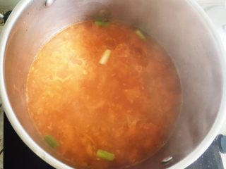 番茄鸡蛋面—家的味道,番茄基本成汤后（看不到多少大块番茄后），倒入热水。此时加入白糖中和酸味。