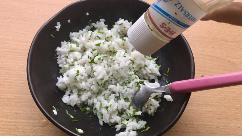 香甜米饭-葱香粢饭糕,搅拌均匀后加入盐。