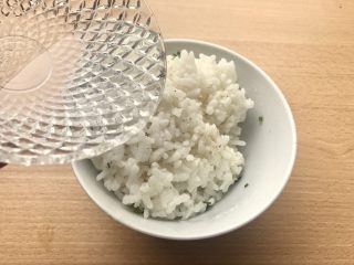 香甜米饭-葱香粢饭糕,米饭倒入瓷碗中，加一点水。