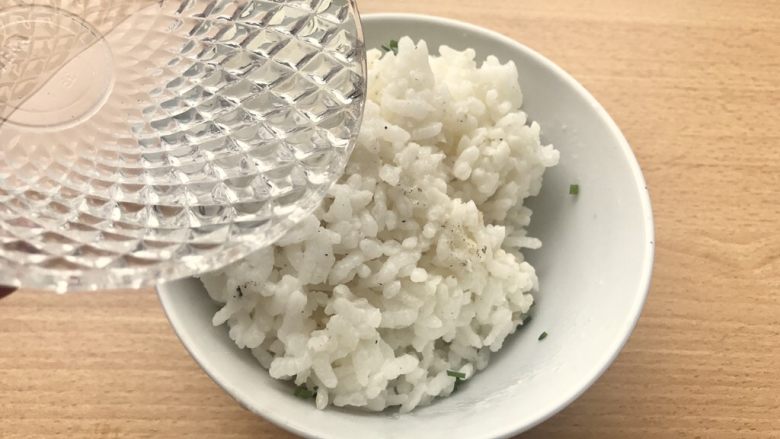 香甜米饭-葱香粢饭糕,米饭倒入瓷碗中，加一点水。
