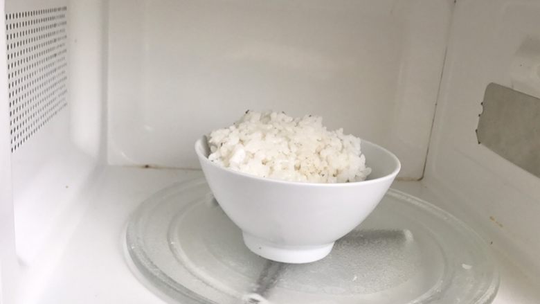 香甜米饭-葱香粢饭糕,放微波炉里叮1分钟。这是为了让米饭变软同时受热能够粘稠。