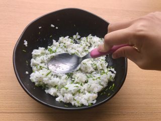 香甜米饭-葱香粢饭糕,用勺子去压米饭和葱，让粘稠的米饭更加粘稠。