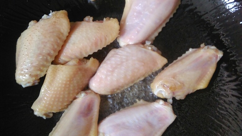 卤鸡翅,锅中放入适量的油，油冒烟时在锅中滑一圈，然后放入鸡翅
