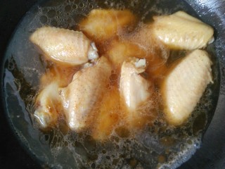 卤鸡翅,放入2升的沸水