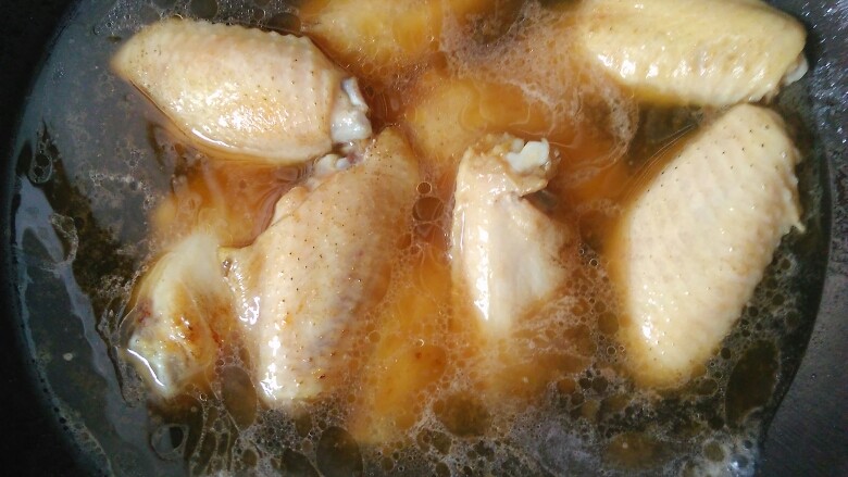 卤鸡翅,放入2升的沸水