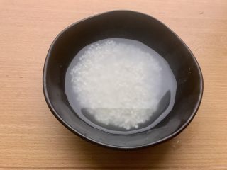香甜米饭-如何蒸好一碗饭,将水倒掉，再倒入同样一米杯的水，淘第二遍。刚倒入这杯水可以看到虽然依旧不是完全清澈，但是杂质和大部分淀粉已经淘洗掉了。