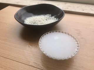 香甜米饭-如何蒸好一碗饭,第二遍淘洗出来的水不要倒掉，装起来用作洗脸水，能够使肌肤紧致。所有护肤达人所说的淘米水都是指第二遍水，第一遍是有杂质的。