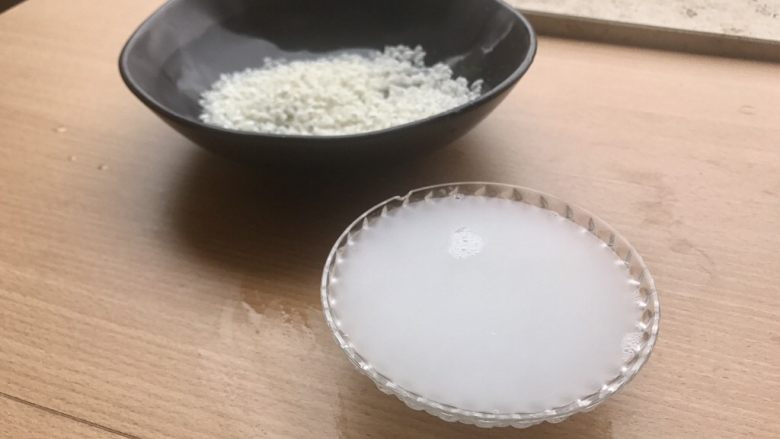 香甜米饭-如何蒸好一碗饭,第二遍淘洗出来的水不要倒掉，装起来用作洗脸水，能够使肌肤紧致。所有护肤达人所说的淘米水都是指第二遍水，第一遍是有杂质的。