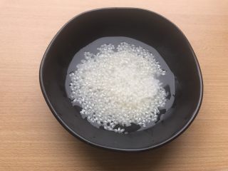 香甜米饭-如何蒸好一碗饭,大米倒入大碗中，用同样1杯量的矿泉水浸泡5分钟。这是让米充分吸收水分，之后才能通过淘米充分释放表面的杂质与多余的淀粉。