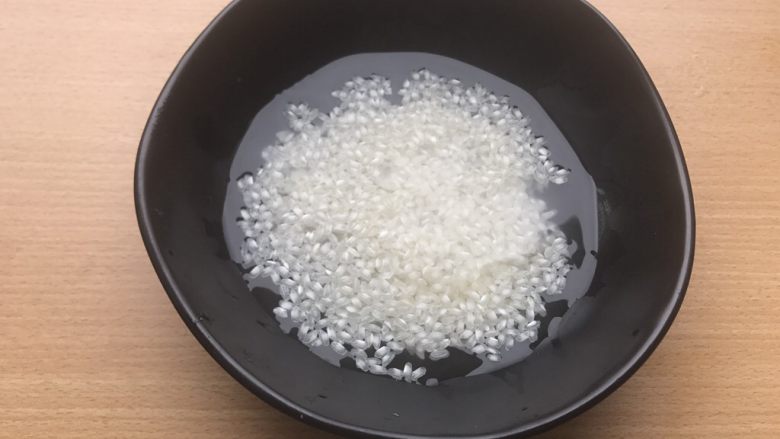 香甜米饭-如何蒸好一碗饭,<a style='color:red;display:inline-block;' href='/shicai/ 492'>大米</a>倒入大碗中，用同样1杯量的矿泉水浸泡5分钟。这是让米充分吸收水分，之后才能通过淘米充分释放表面的杂质与多余的淀粉。