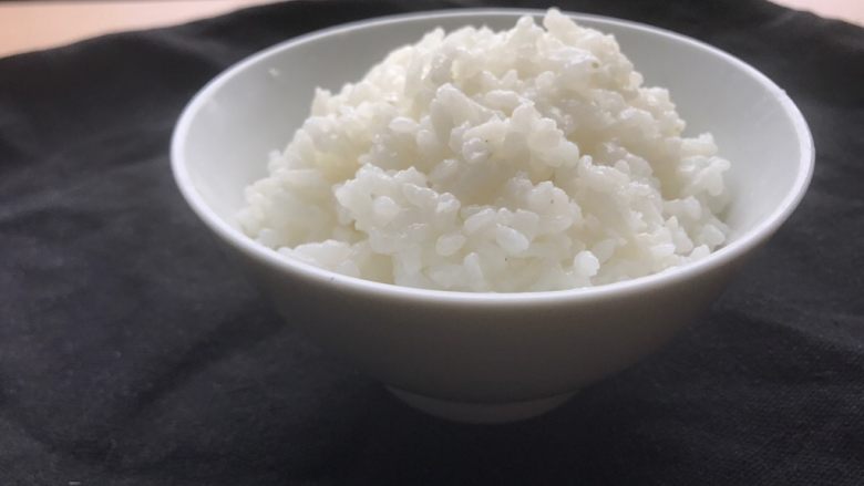 香甜米饭-如何蒸好一碗饭,那么，这种光米饭就能够让人觉得好吃满足到爆的蒸米饭就算完成了。