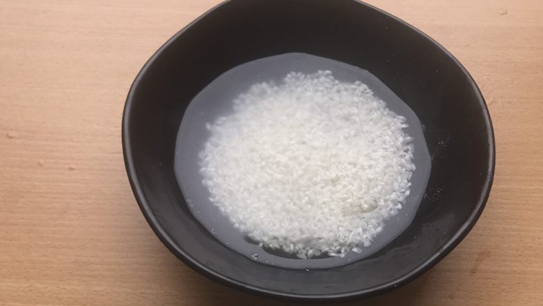 香甜米饭-如何蒸好一碗饭,第三遍水明显看到更清澈了，但同样不是完全清澈。也不能够完全清澈，那说明米表面淀粉完全去除，米内部结构会在蒸的过程中直接受到损害。