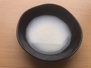香甜米饭-如何蒸好一碗饭,第一遍淘2分钟。可以看到淘完第一遍的时候，水完全浑浊。