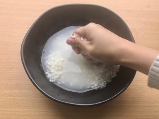 香甜米饭-如何蒸好一碗饭,“用搓衣服的手法来淘米。”这是《侠饭》里的原话，老大绷着刀疤脸十分严肃认真地淘米，就像这是个仪式。