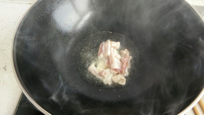 肉炒木耳,置锅加油，油热放入肉片翻炒